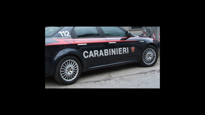 Milano, fermato dai carabinieri estrae pistola e viene ferito