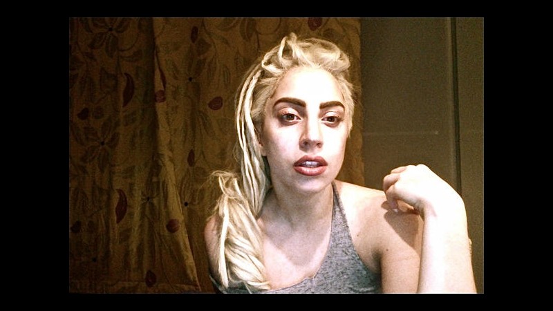 Lady Gaga seminuda in cucina si scopre spiata da un gruppo di fan