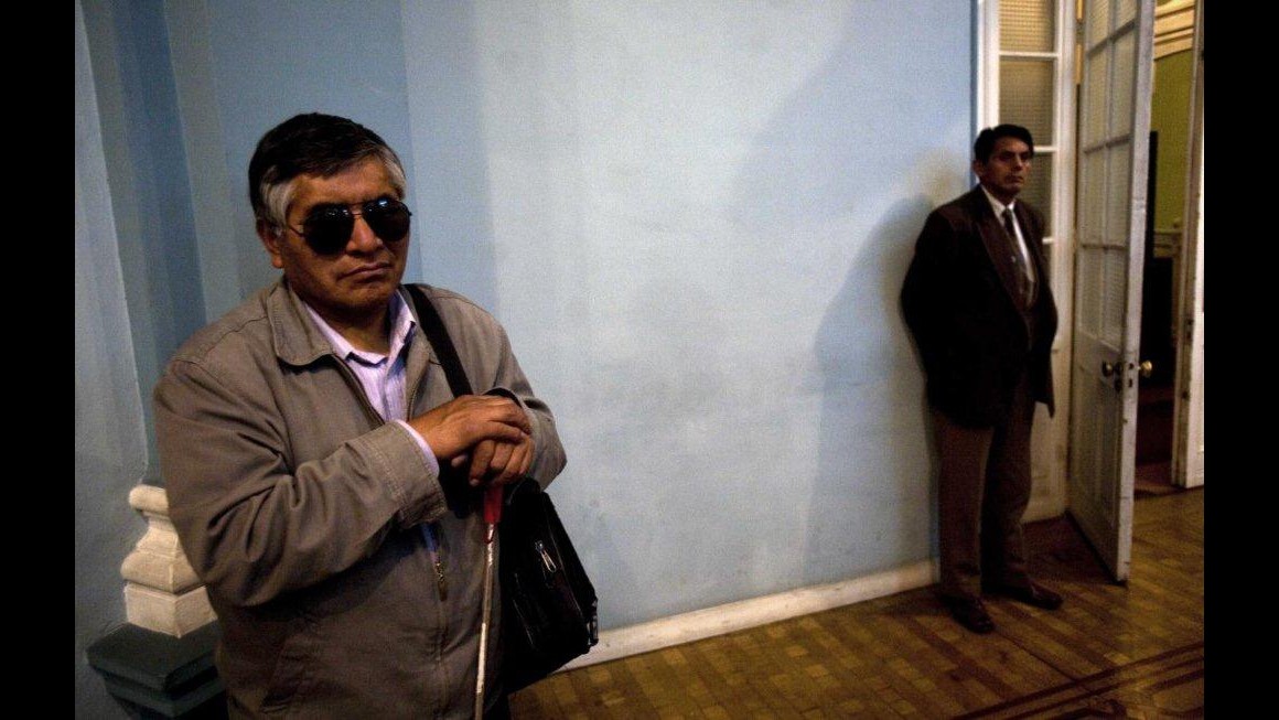 Firenze, scoperto falso cieco: guidava trattore