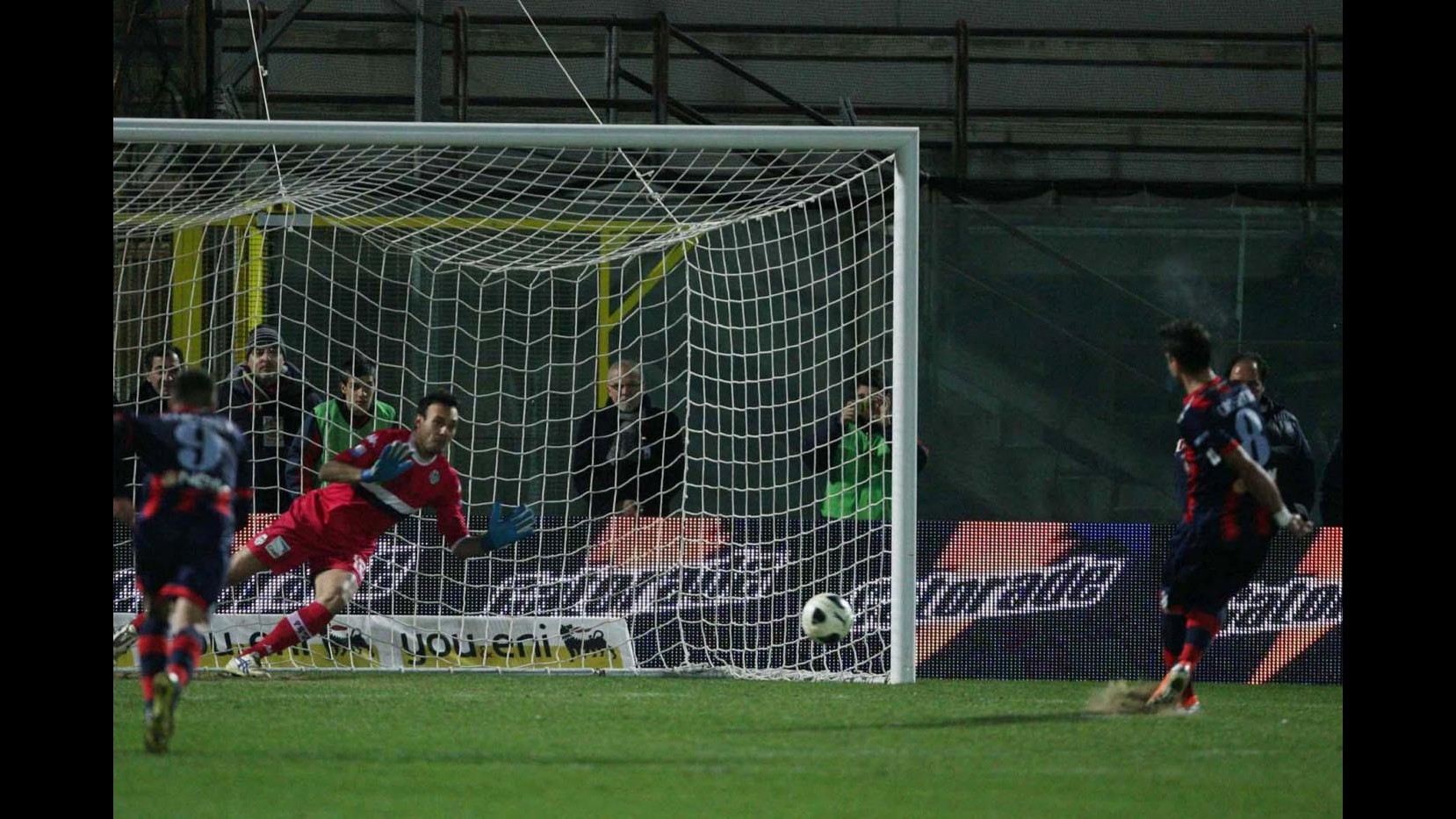 Serie B, Crotone sbaglia un rigore e Siena resiste in dieci: è 0-0