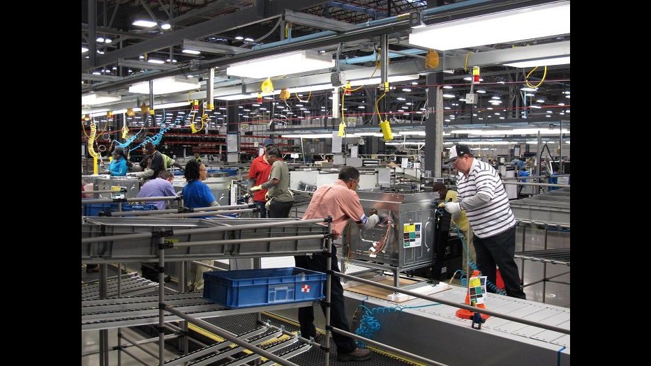 Electrolux, azienda chiede taglio salari in Italia da 1.400 a 700 euro