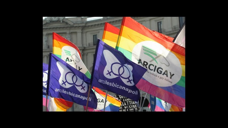 Ferrara, congresso Arcigay apre con minuto silenzio per 15enne suicida