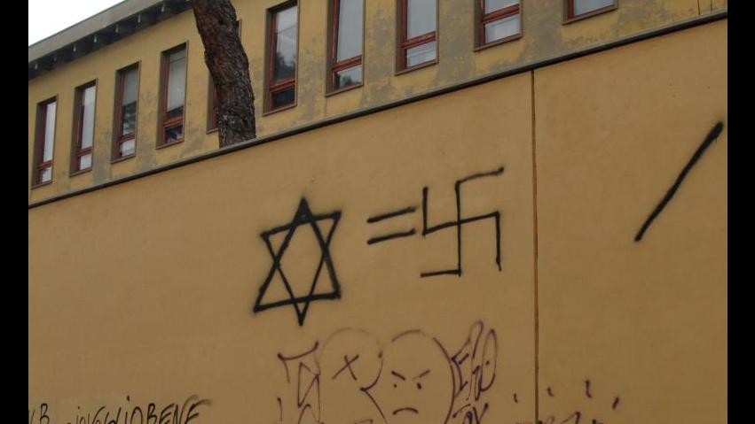 Roma, scritte antisemite: fermate due persone