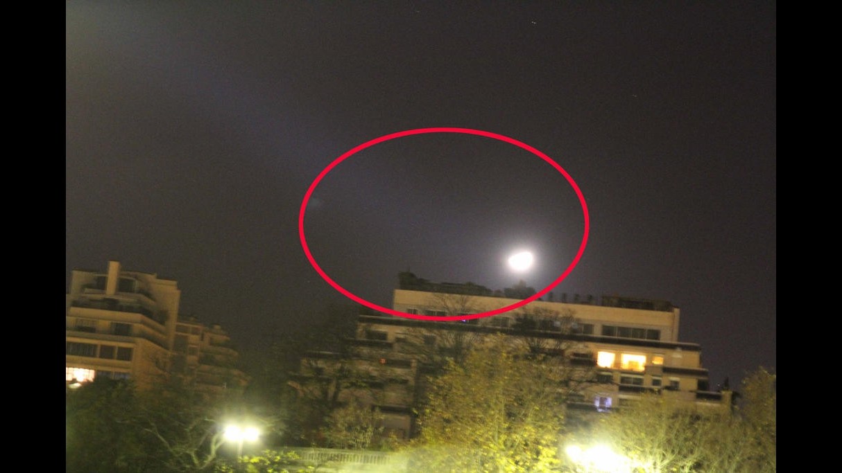 Formigoni avvista ufo a Parigi e posta foto su Twitter, la rete ride