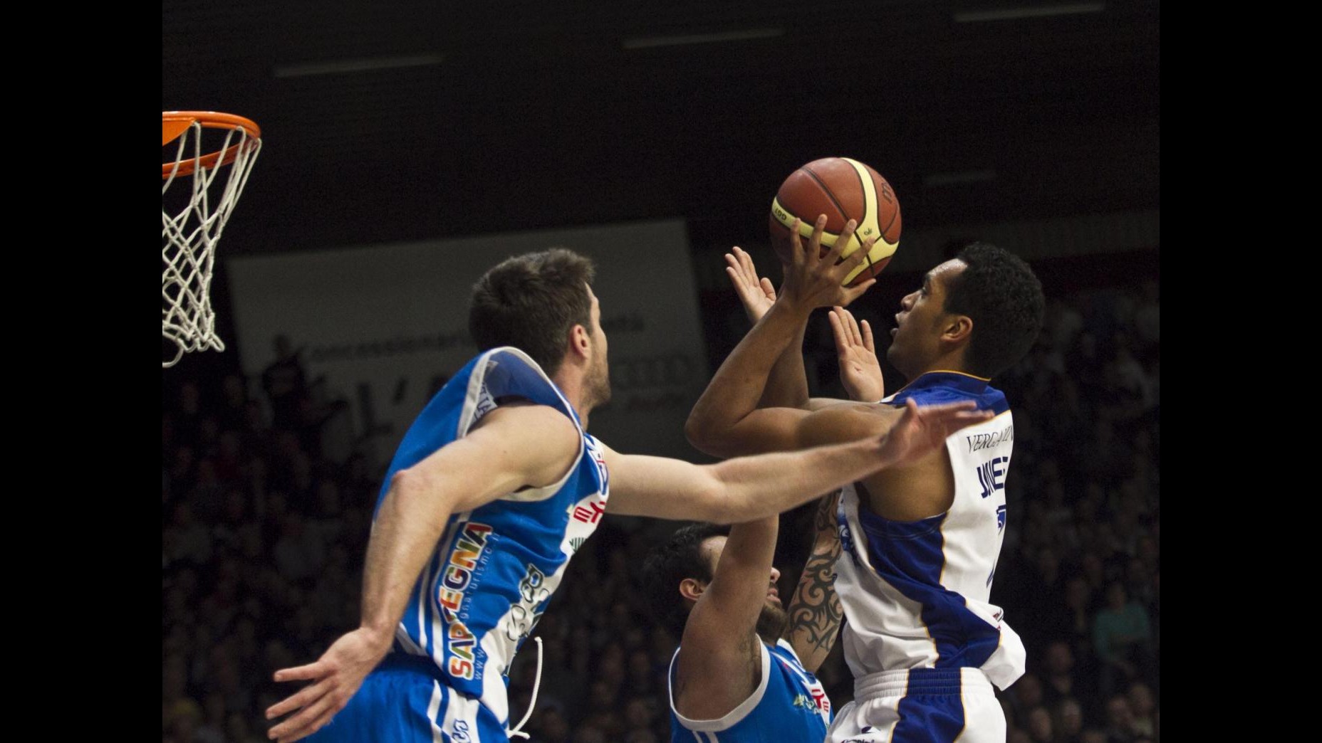 Basket, Serie A: Cantù doma Sassari, Siena si impone su Reggio Emilia