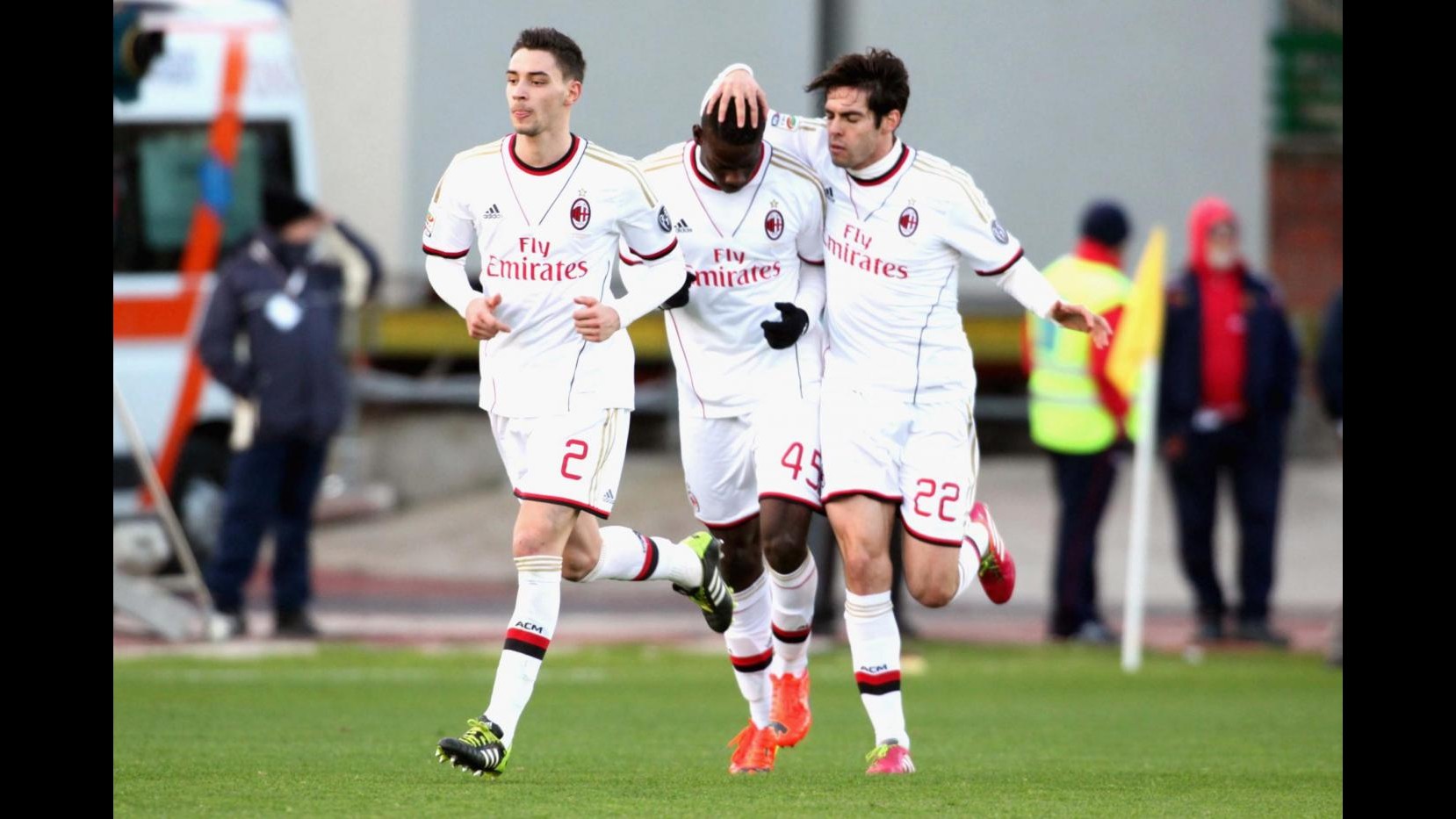 Serie A, Milan rimonta nel finale: Sau illude Cagliari, Balotelli e Pazzini salvano rossoneri