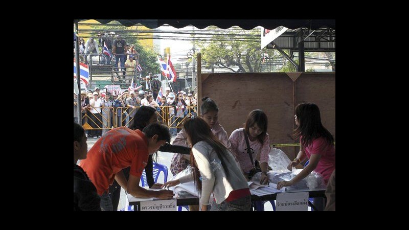 Thailandia, ucciso leader proteste, chiusi seggi di voto anticipato