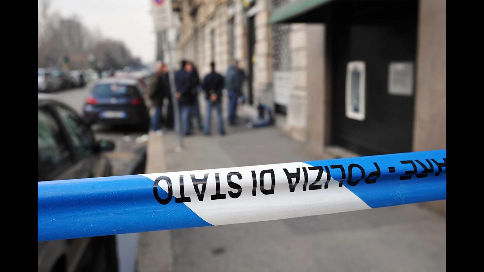 Uomo morto in strada a Milano, raggiunto da colpi di arma da fuoco