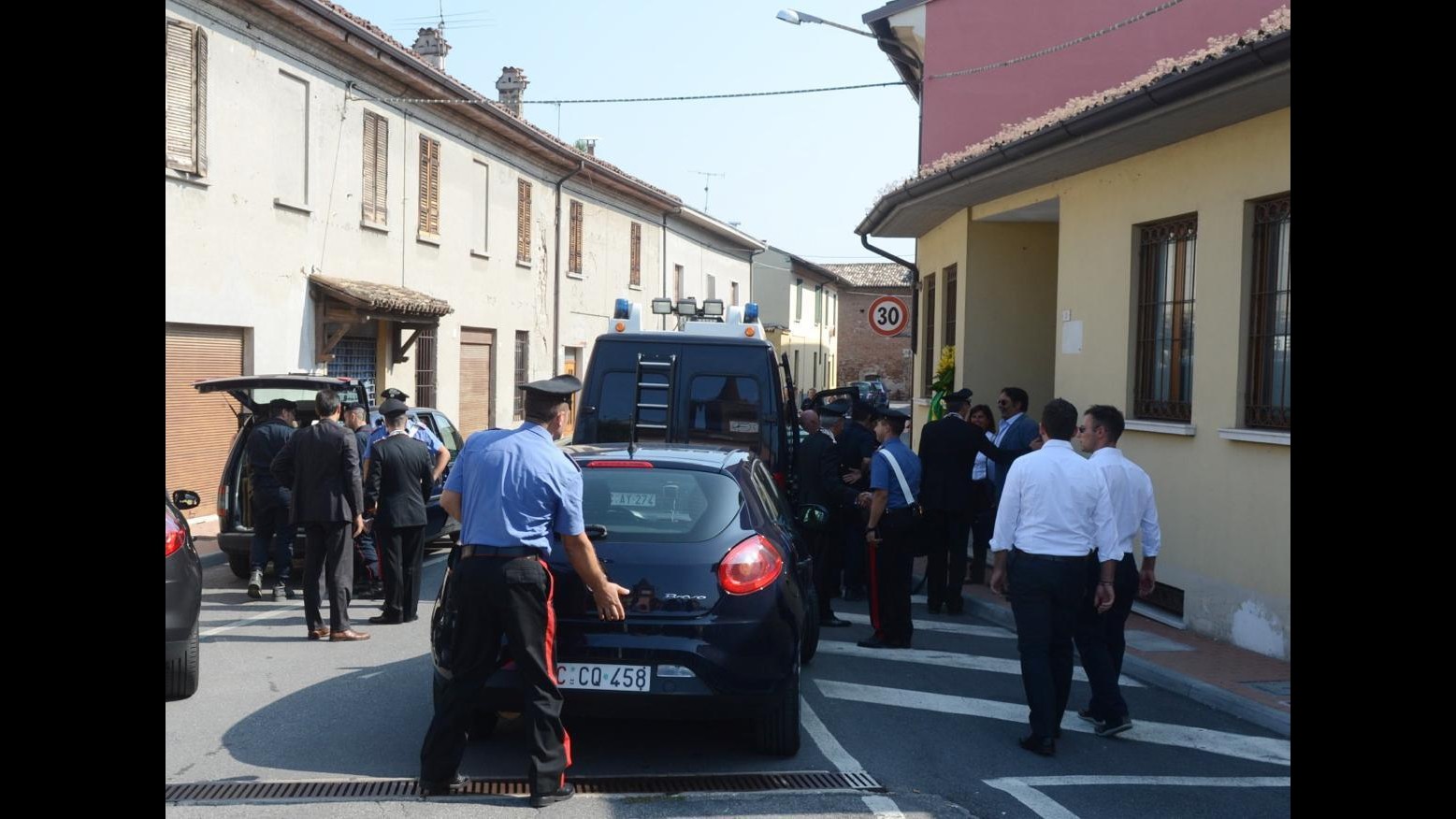Brugherio, dramma familiare: va a casa e trova madre accoltellata e padre impiccato in cantina