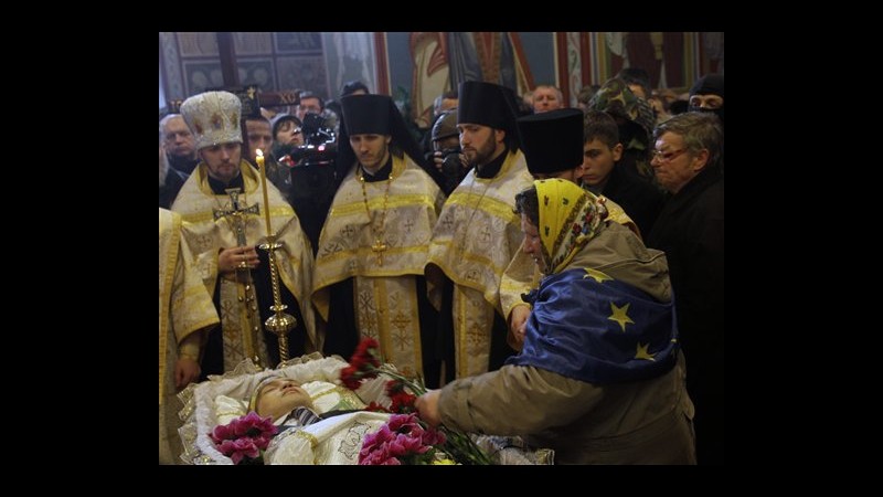 Ucraina, a Kiev funerale dimostrante ucciso: feretro portato a barricate