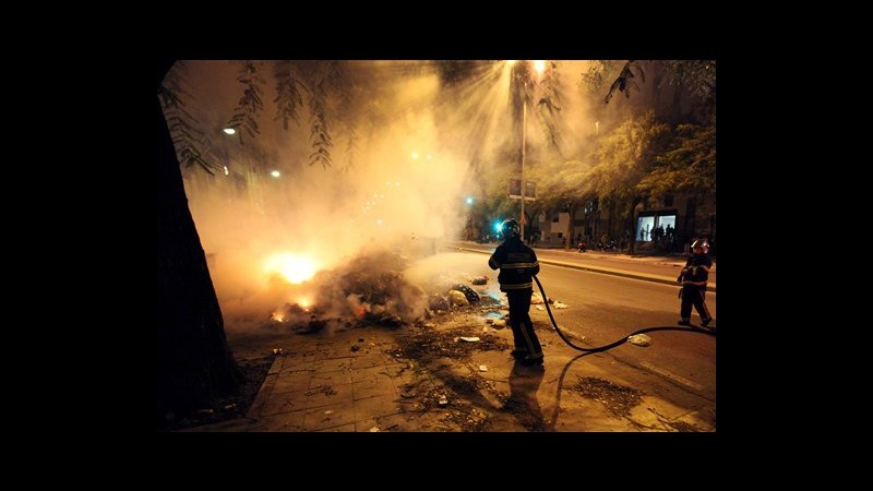 Spagna, rifiuti in strada per sciopero: abitanti Jerez incendiano cumuli