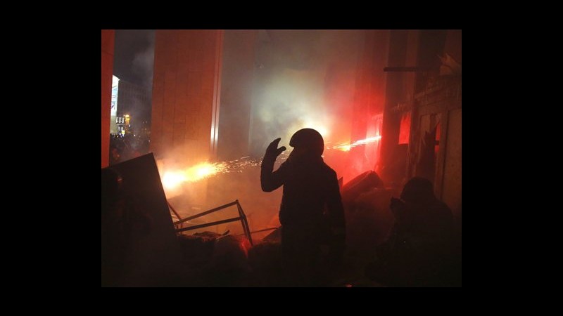 Kiev: dimostranti attaccano polizia in Casa Ucraina. Oggi nuove proteste