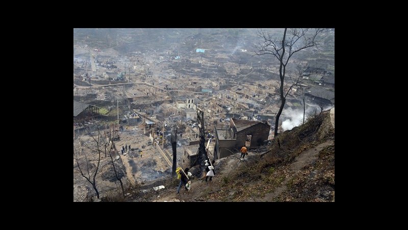Cina, incendio distrugge antico villaggio di minoranza Dong