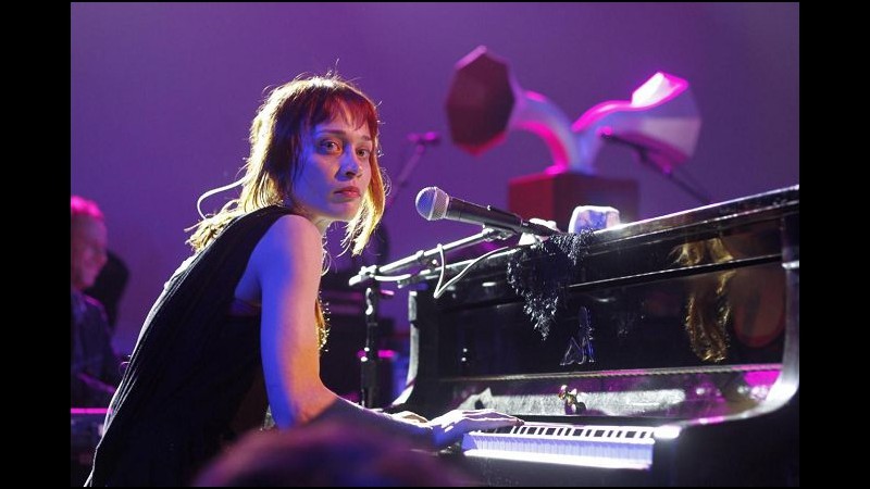 Fiona Apple rimanda il tour per stare accanto al cane morente