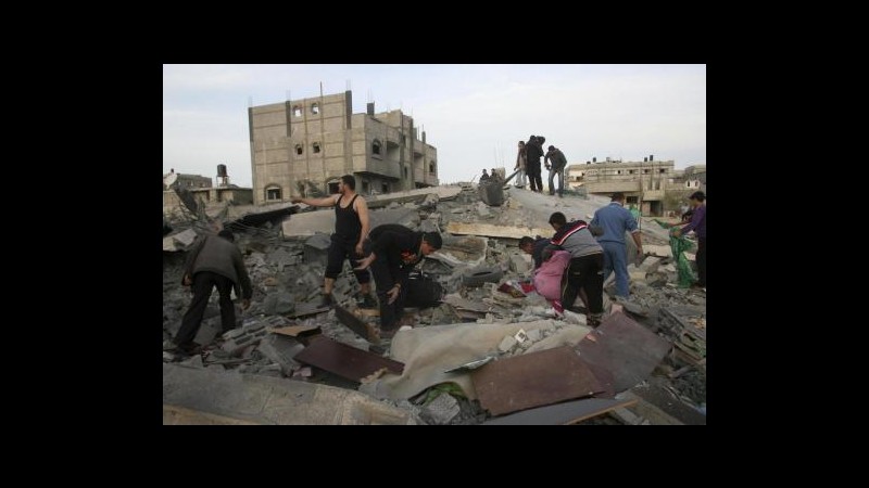 Gaza, distrutti edifici Hamas. Clinton a Ramallah per colloqui