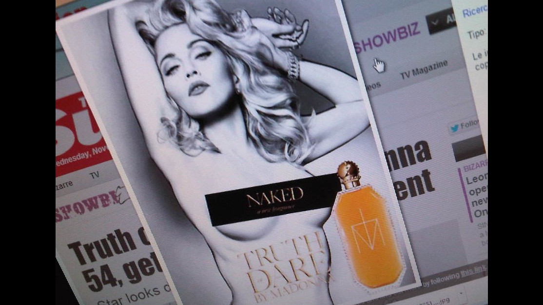 Madonna in topless per la pubblicità di un profumo fa ancora scandalo