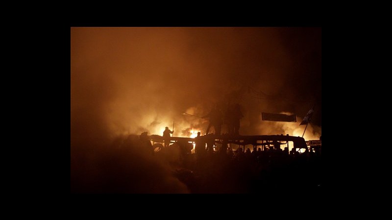 Ucraina, ancora una notte discontri e proteste a Kiev