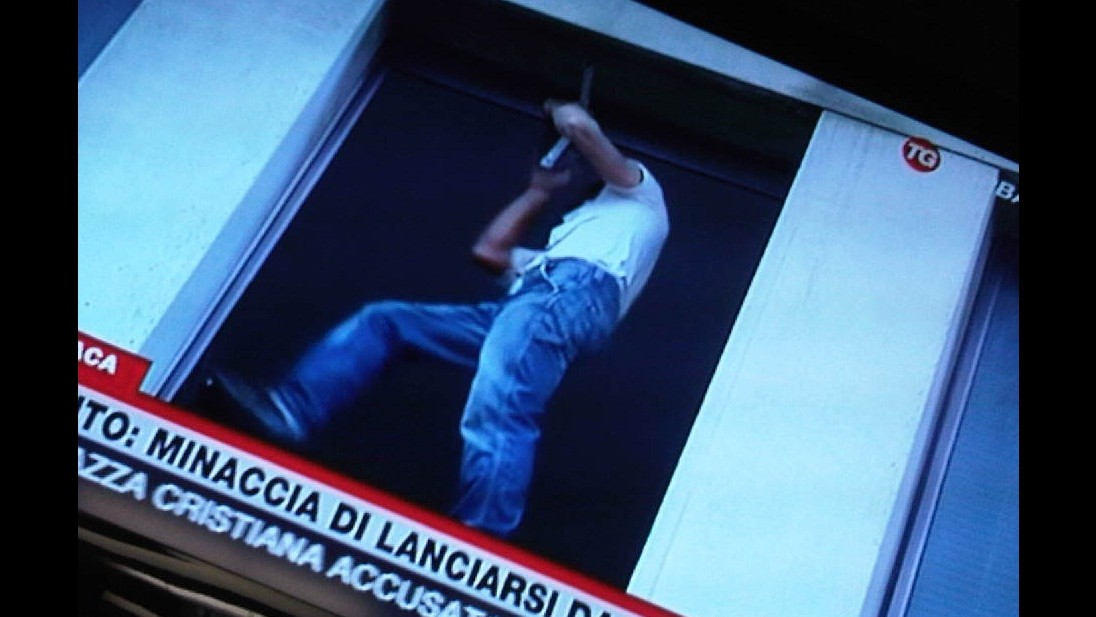 Taranto, uomo minaccia di buttarsi da una finestra del tribunale