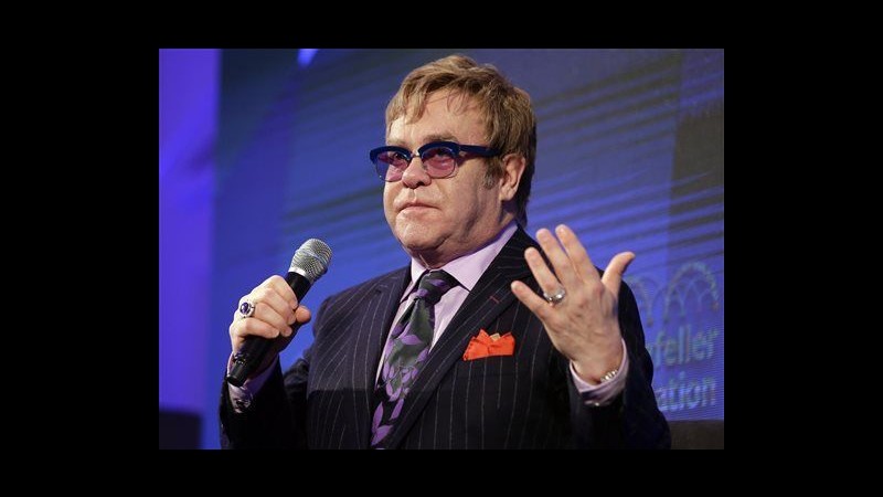 Russia, Elton John: Legge anti gay ha reso legittima omofobia violenta