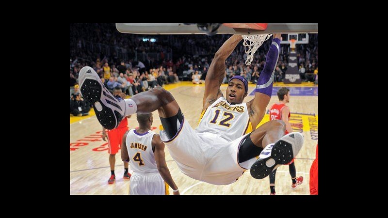 Nba, vincono Toronto e Bargnani. Chicago e Belinelli ko, bene Lakers