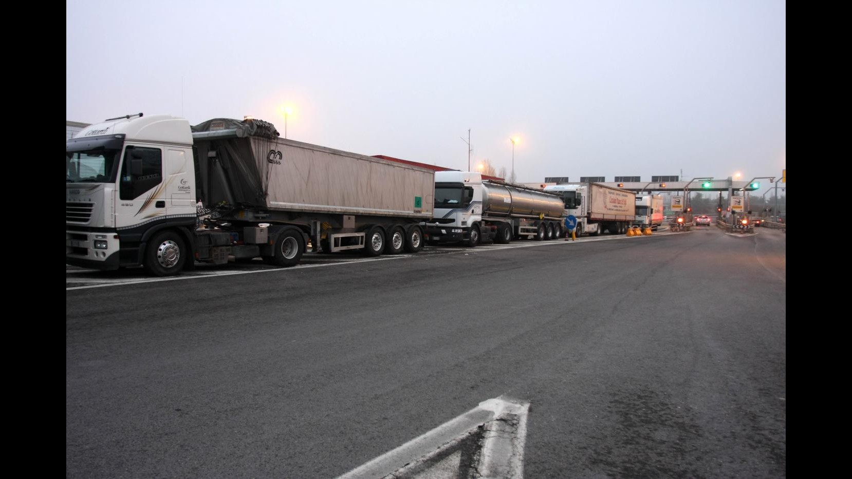 Bari, rapinavano e sequestravano autisti di camion e tir, 10 arresti