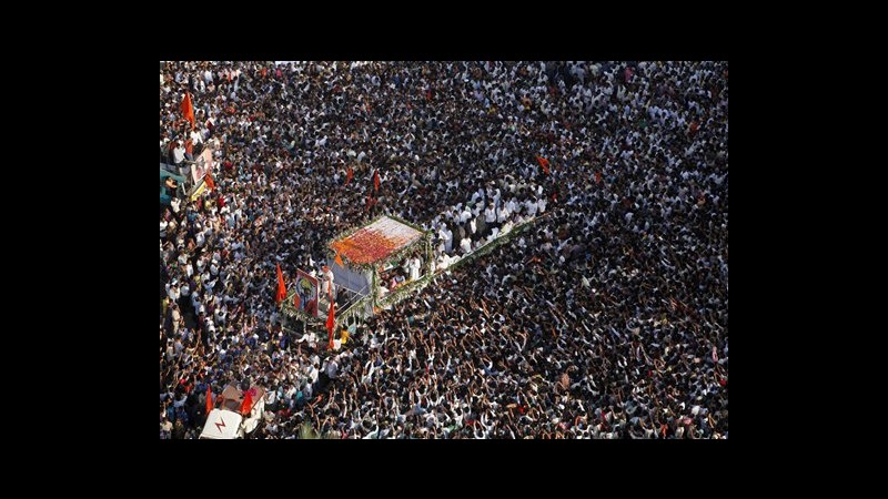 India, oltre 1 milione di persone a funerali di Bal Thackeray a Mumbai