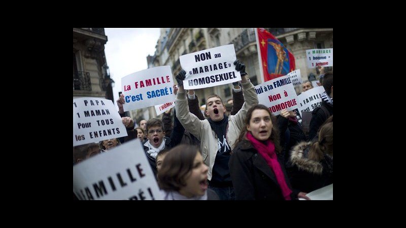 Francia, irrompono in marcia anti-matrimoni gay: picchiate attiviste