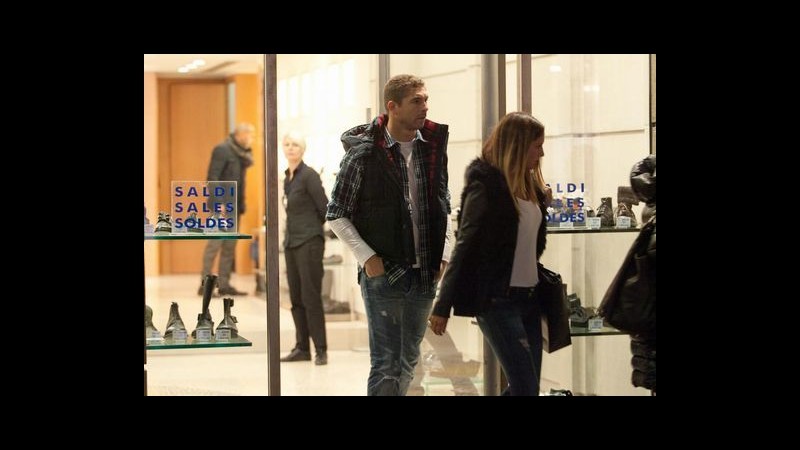 L’interista Carrizo fa shopping in via Montenapoleone con la compagna