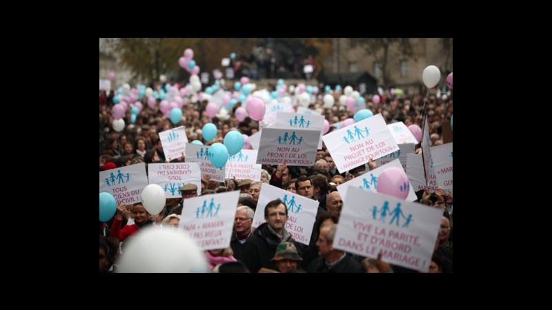 Migliaia in piazza in Francia contro matrimoni gay