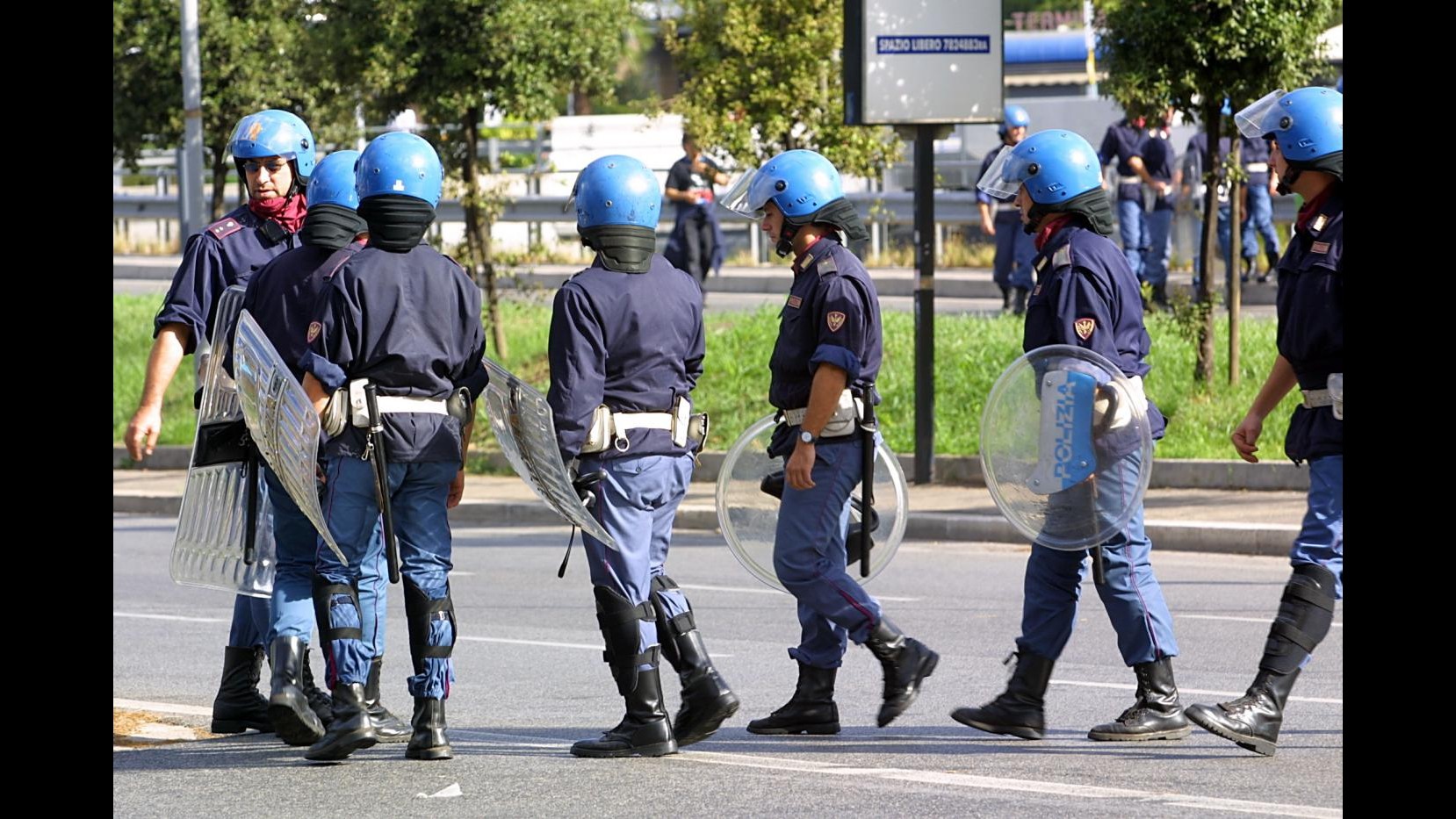 Milano, tensioni a presidio anti Monti davanti a Bocconi