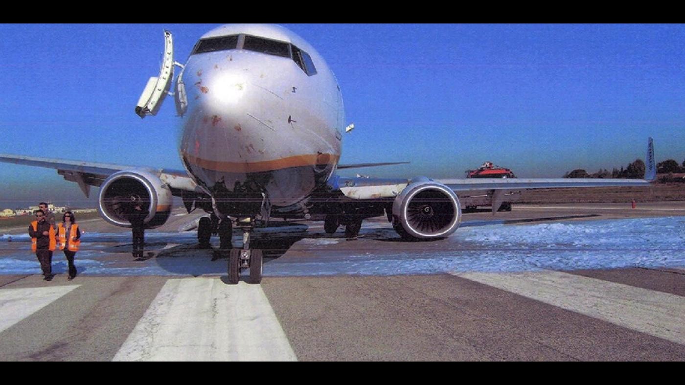 Ciampino, forza gate per non perdere aereo e muore in pista