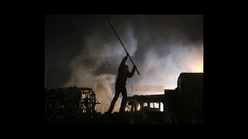 Ucraina, nuova notte di scontri a Kiev: dimostranti respingono polizia