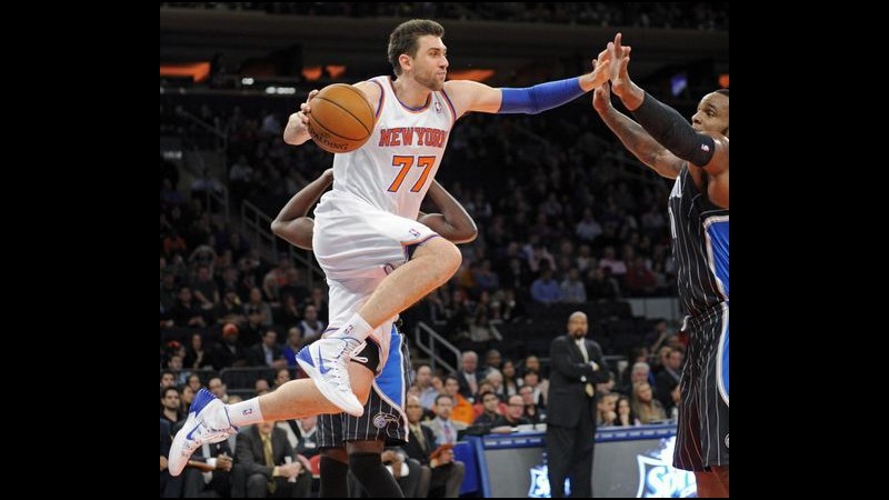 Nba: Bargnani delude, Nets vincono derby New York contro Knicks. Datome in panchina, Pistons ko