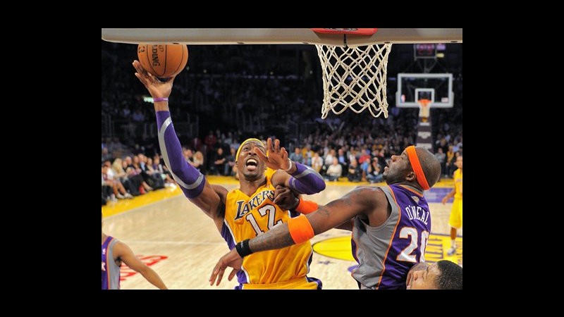 Nba, prima sconfitta per New York. Vincono i Lakers