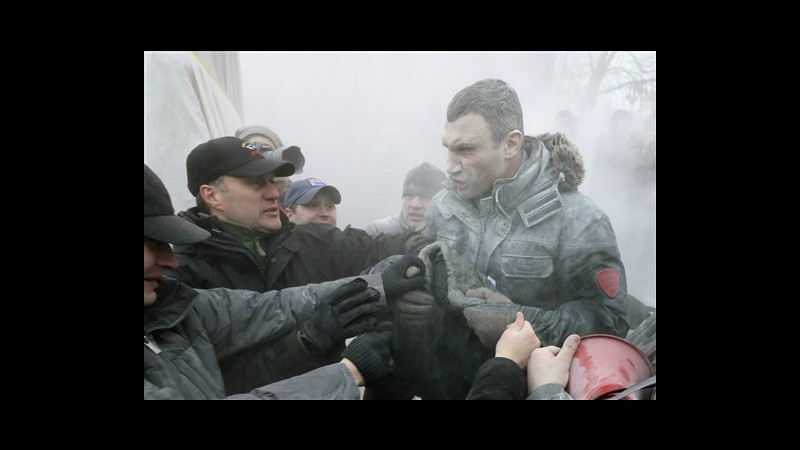 Ucraina, ancora tensione a Kiev: barricate e veicoli in fiamme