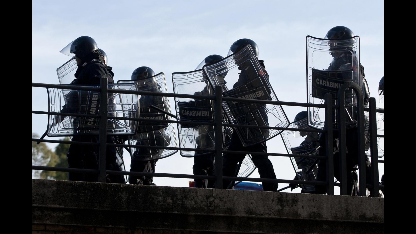 Palermo, scontri tra polizia e studenti, contusi alcuni agenti