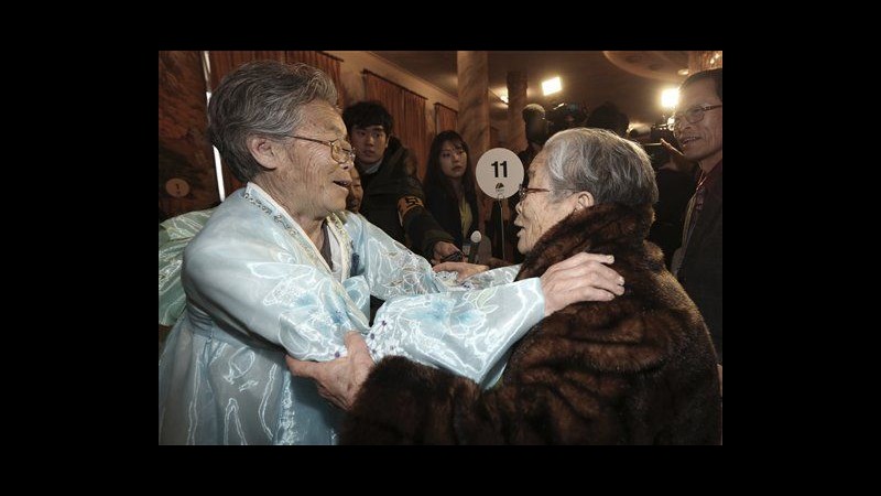 Incontro tra familiari Coree divisi da guerra: prima volta da 2010