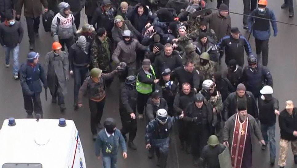 Ucraina, dimostranti Kiev catturano decine di poliziotti