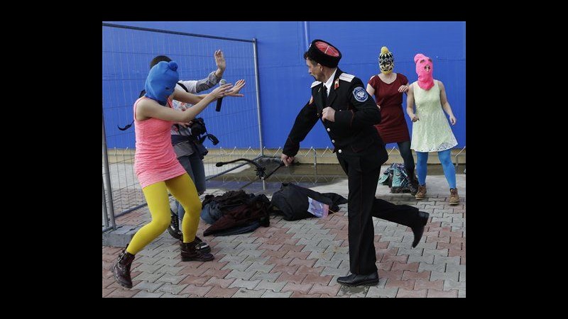 Sochi 2014, Pussy Riot protestano contro Giochi: aggredite da cosacchi