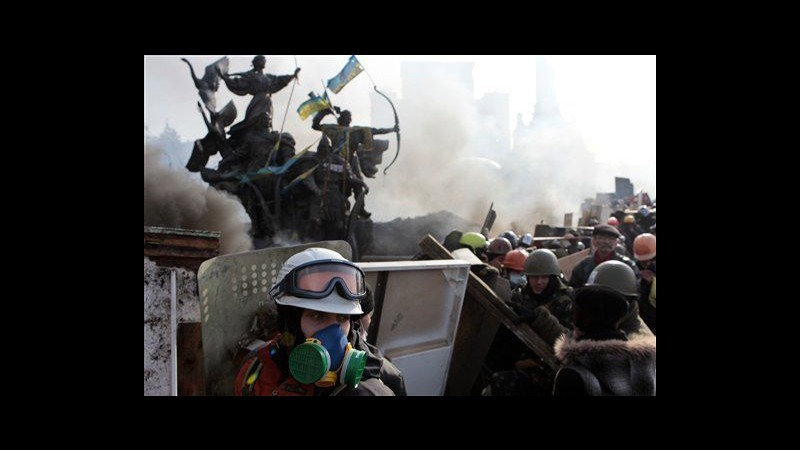 Ucraina, nuovi scontri al Maidan, bloccati treni e strade verso Kiev