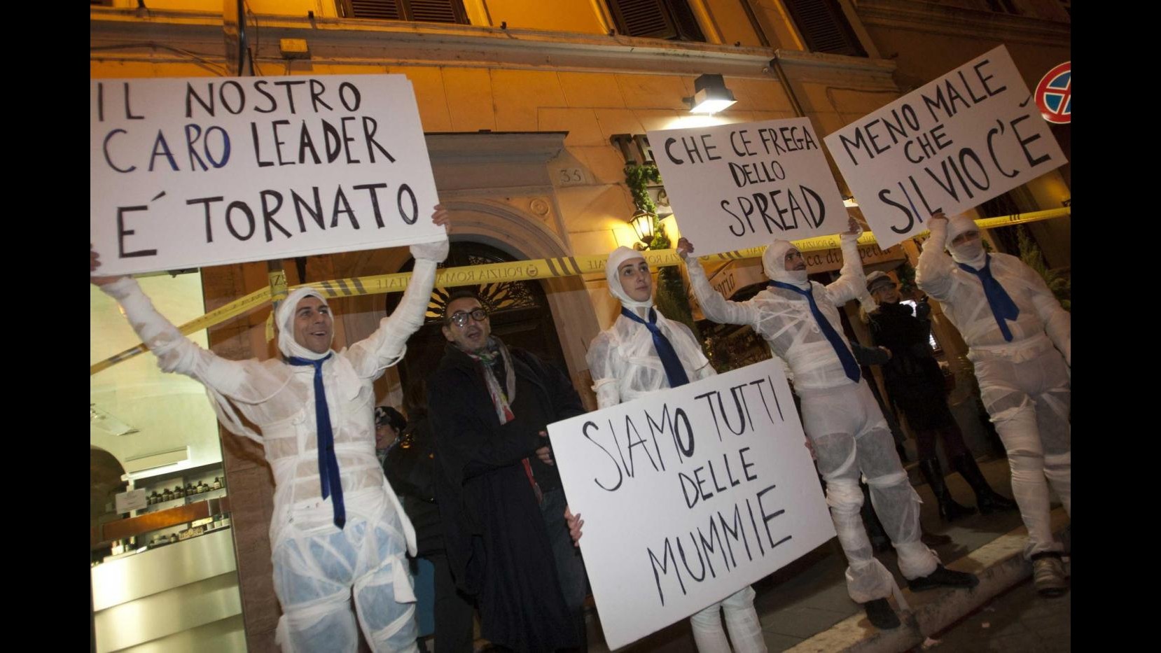 Protesta fuori da presentazione libro di Vespa: Riecco la mummia Silvio