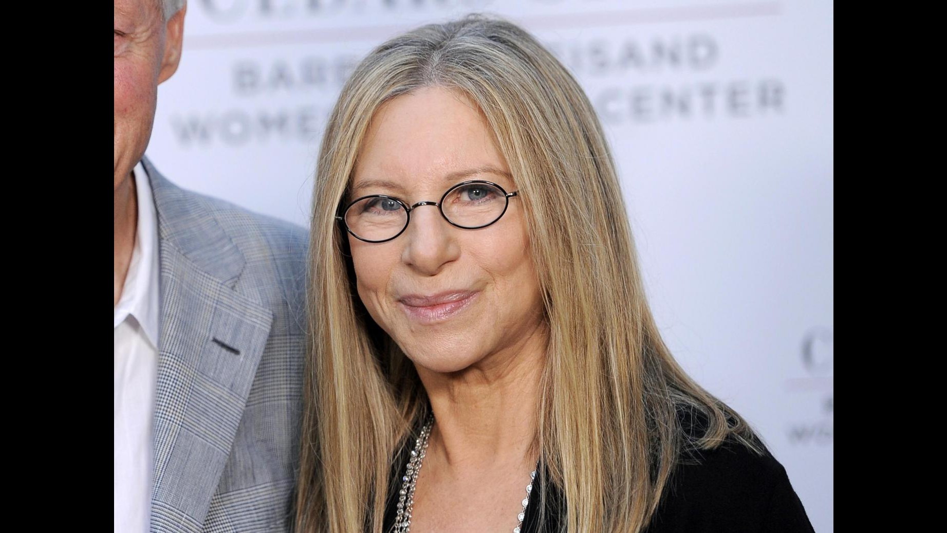 Barbra Streisand alla prima di ‘The guilt trip’ patisce i tacchi alti