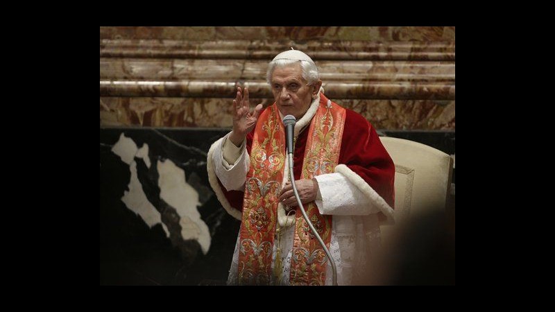 Vaticano, Benedetto XVI protagonista di favola in cui parla ai pesci