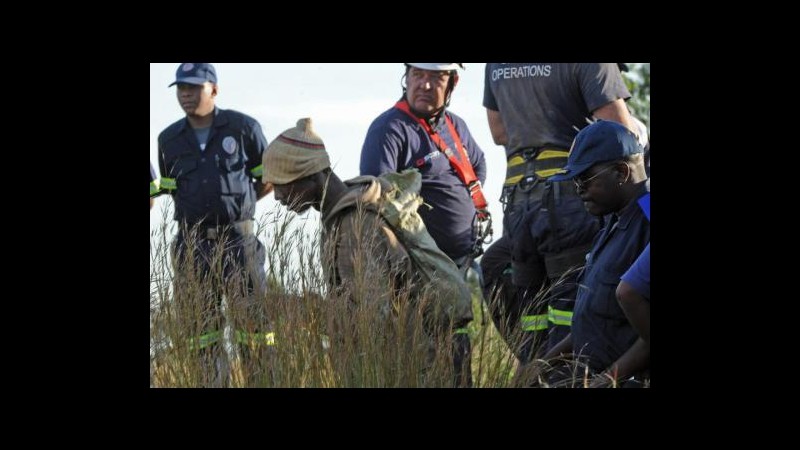Sudafrica, accuse di scavi illegali agli 11 minatori liberati ieri