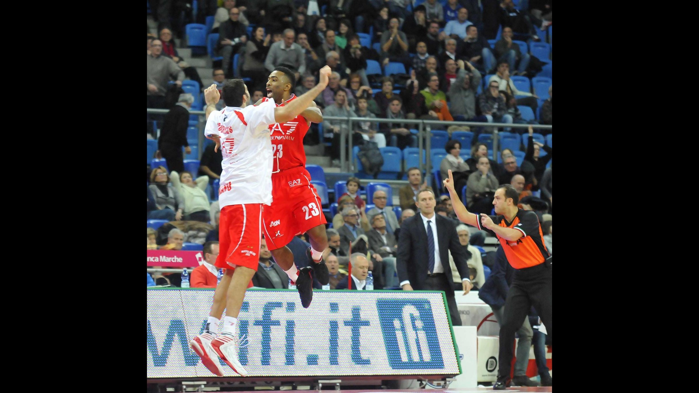 Basket, Milano espugna Pesaro. Siena supera in casa Cremona