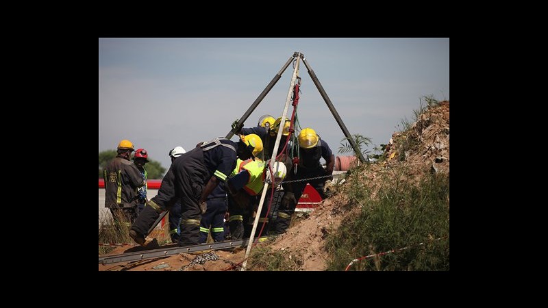 Sudafrica, oltre 200 operai intrappolati in miniera d’oro illegale