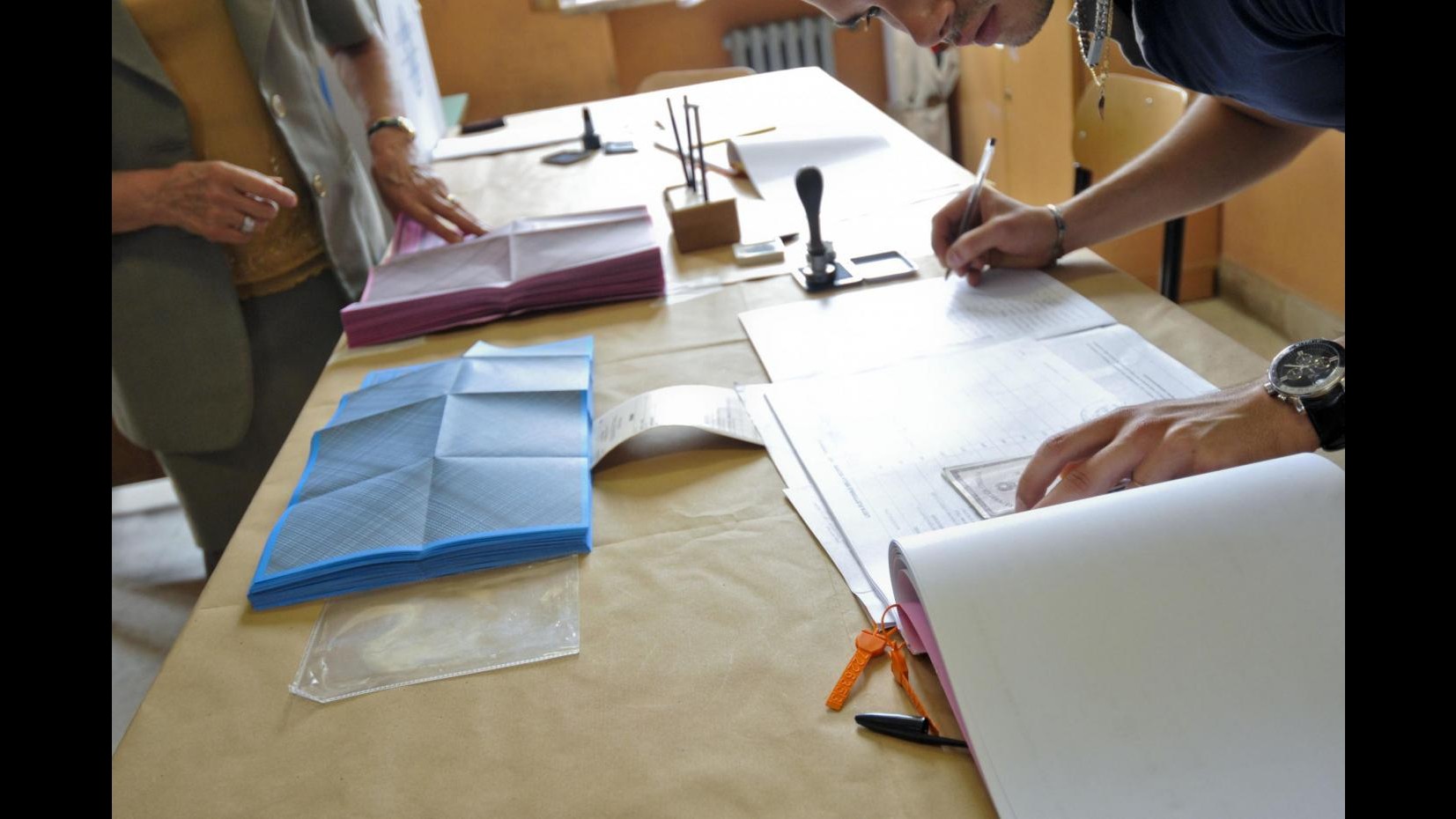 Sardegna, si vota per le elezioni regionali: urne aperte sino alle 22