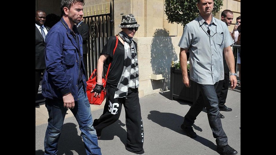 Brasile, Madonna visita favela e partecipa a show reggae