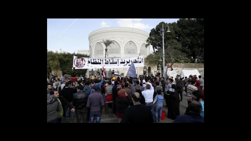 Egitto, Morsi cancella decreto ma conferma referendum. Ancora proteste