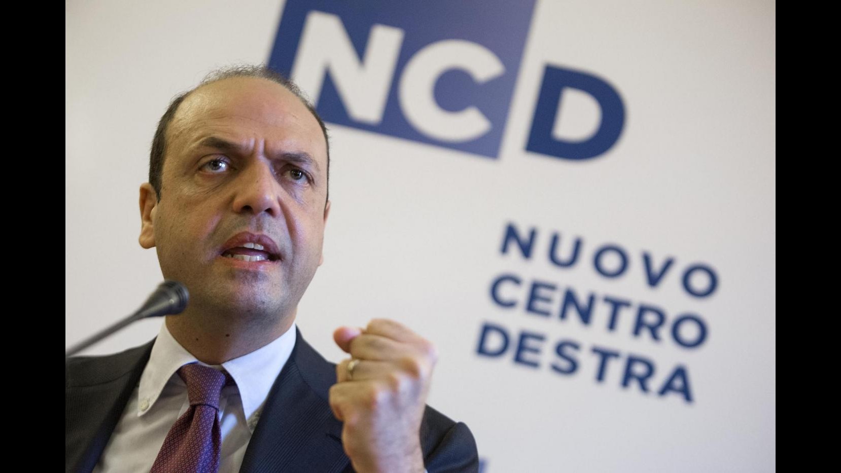 Alfano a Renzi: O si fanno grandi cose o meglio il voto. Governo cade per scontro Pd